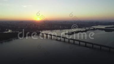 乌克兰基辅，黎明时分清晨的帕托纳桥的鸟瞰图